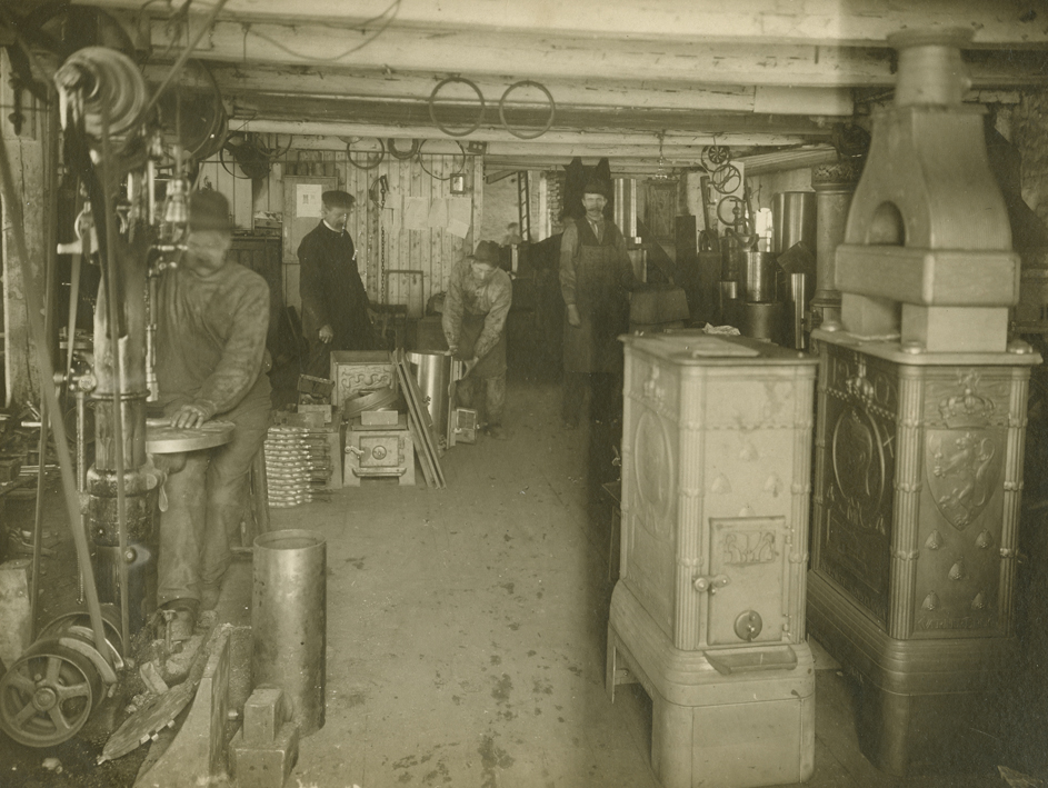 Interiør fra montasjeavdelingen der man satte sammen Henrik Bulls Kongeovn. Ca. 1905/06. (Foto: Jøtul)